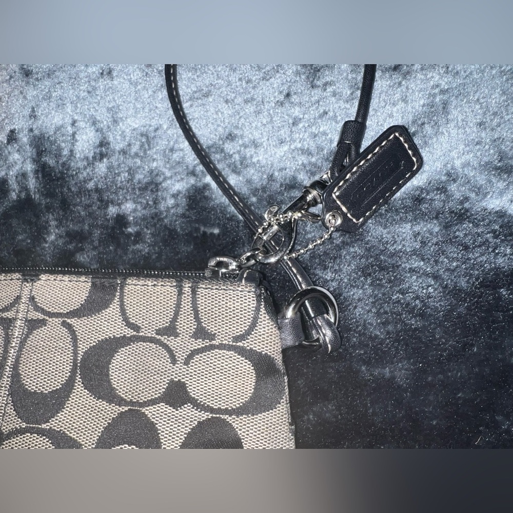Coach Legacy Black & Tan Signature Canvas Wristlet with Turn-Lock vintage EUC ♥️ - Picture 6 of 13